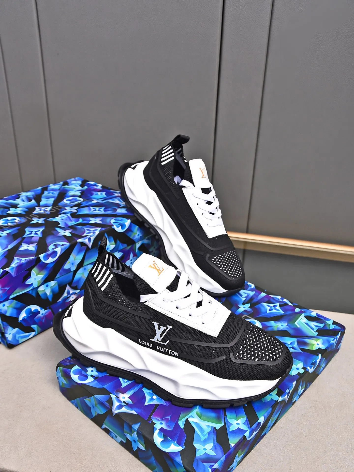 Men's shoes 💰500 LV high-end hot model 👍 Counter 1 design. The face is made of high-elastic fly knit + cowhide + imported glue! TPU outsole is easy to put on, light, comfortable and elastic, trendy and fashionable! ! ! 💪Multiple colors to choose from! Code number: 38-44 (45 46 customized)